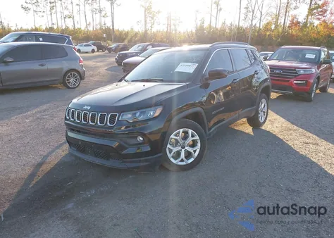 2025 Jeep Compass Latitude 4X4 z USA, uszkodzony, nr VIN 3C4NJDBN7ST542611